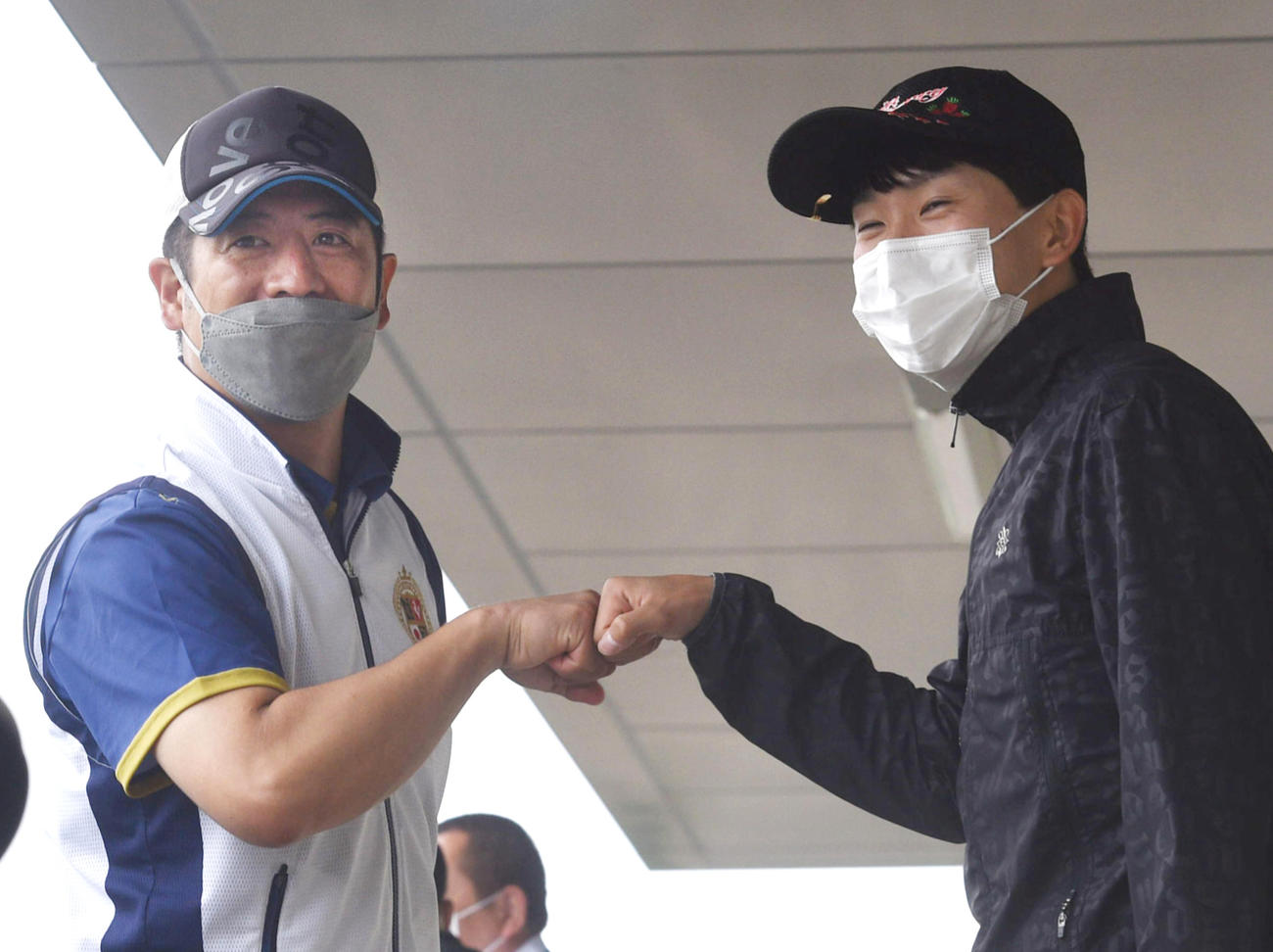 タイトルホルダーの栗田師（左）と横山和騎手はグータッチする（2022年6月22日撮影）