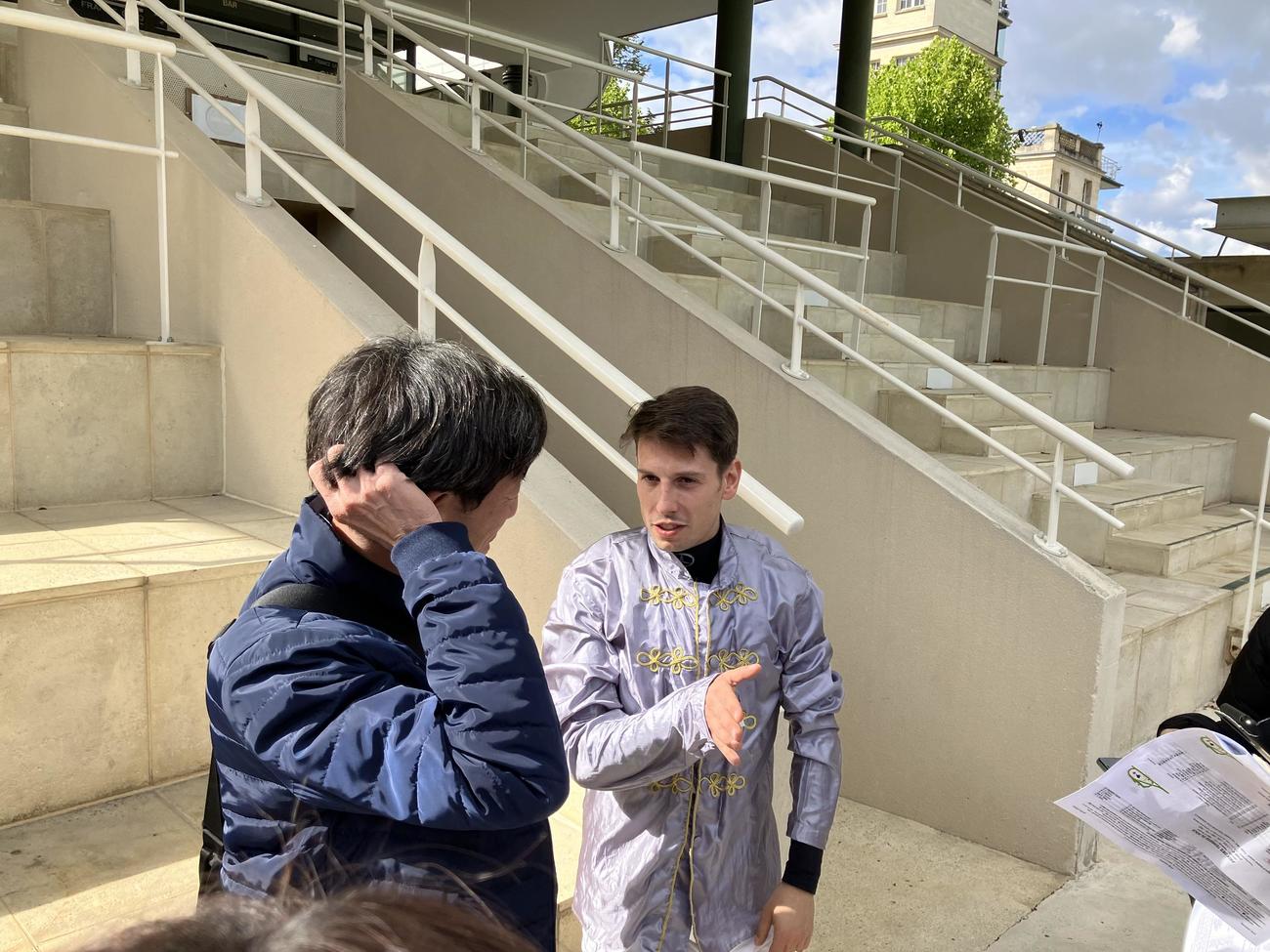 29日、シャンティイ競馬場で取材に応じたC・デムーロ騎手（撮影・奥田隼人）