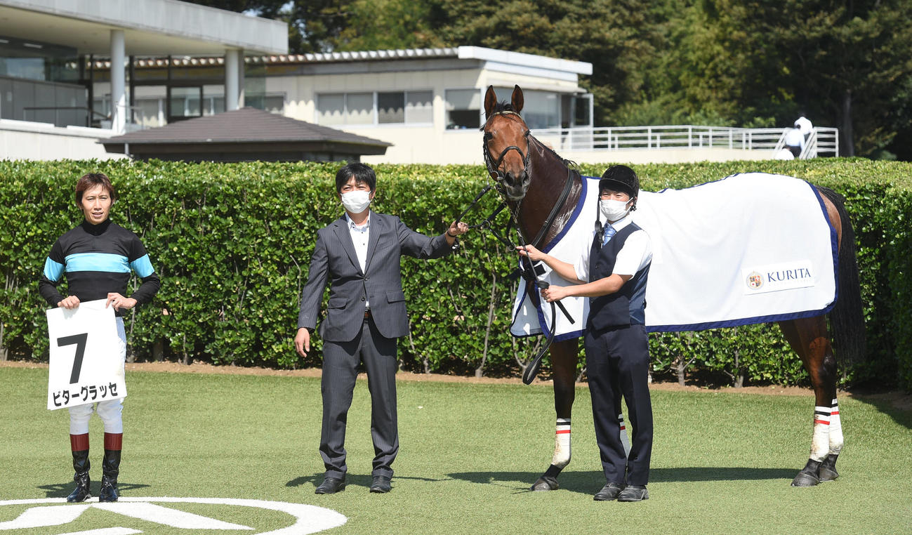 ビターグラッセと田辺裕信騎手（左）（撮影・柴田隆二）