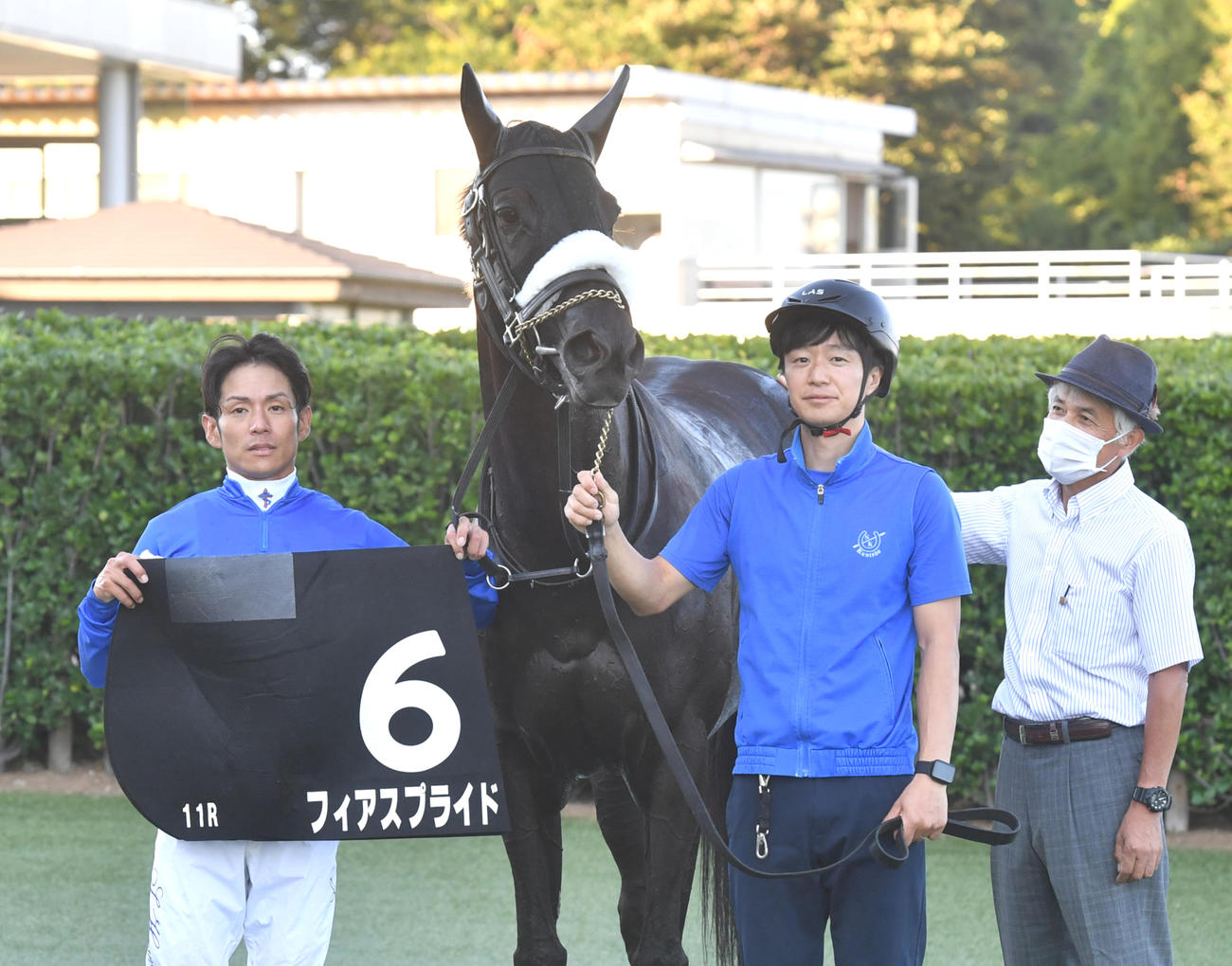 秋風Sを制したフィアスプライドと浜中騎手、右は国枝師（撮影・柴田隆二）