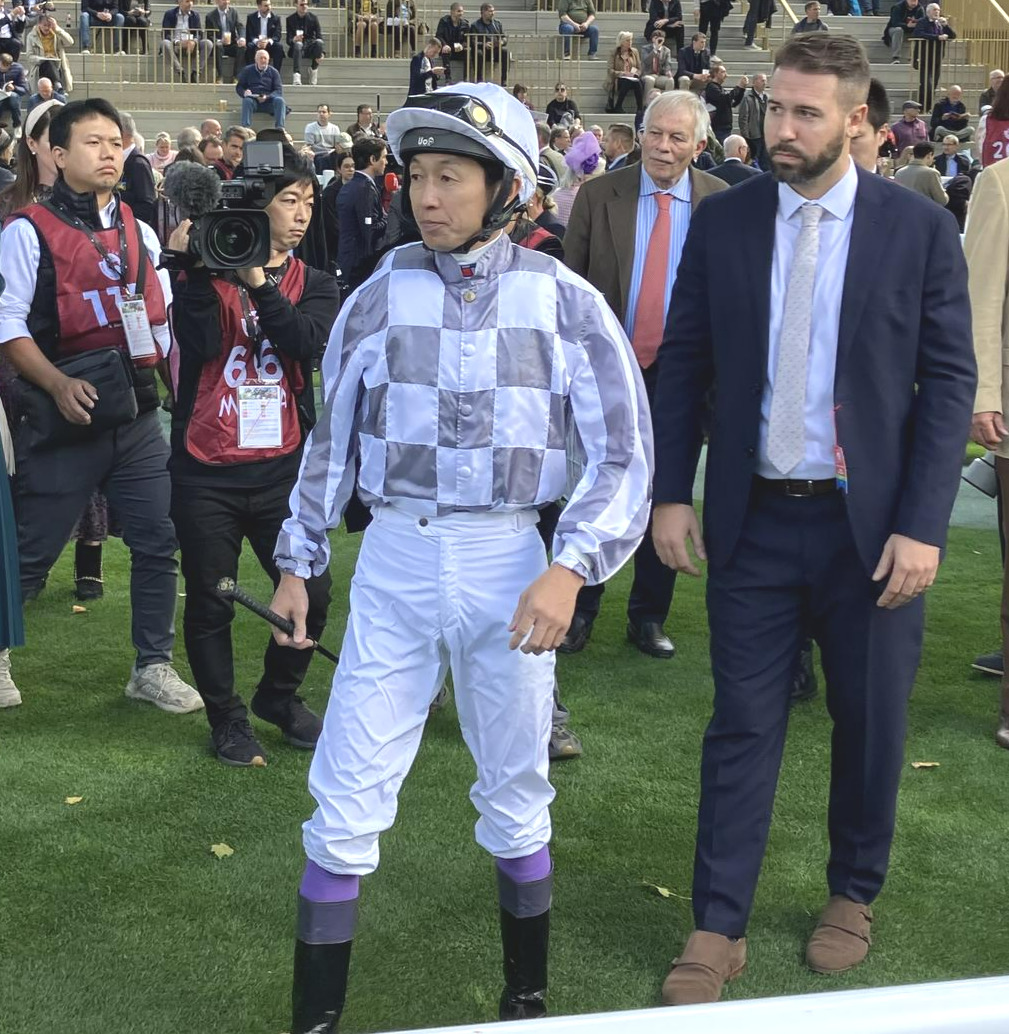 1日、ロンシャン競馬場で騎乗した武豊騎手（撮影・奥田隼人）