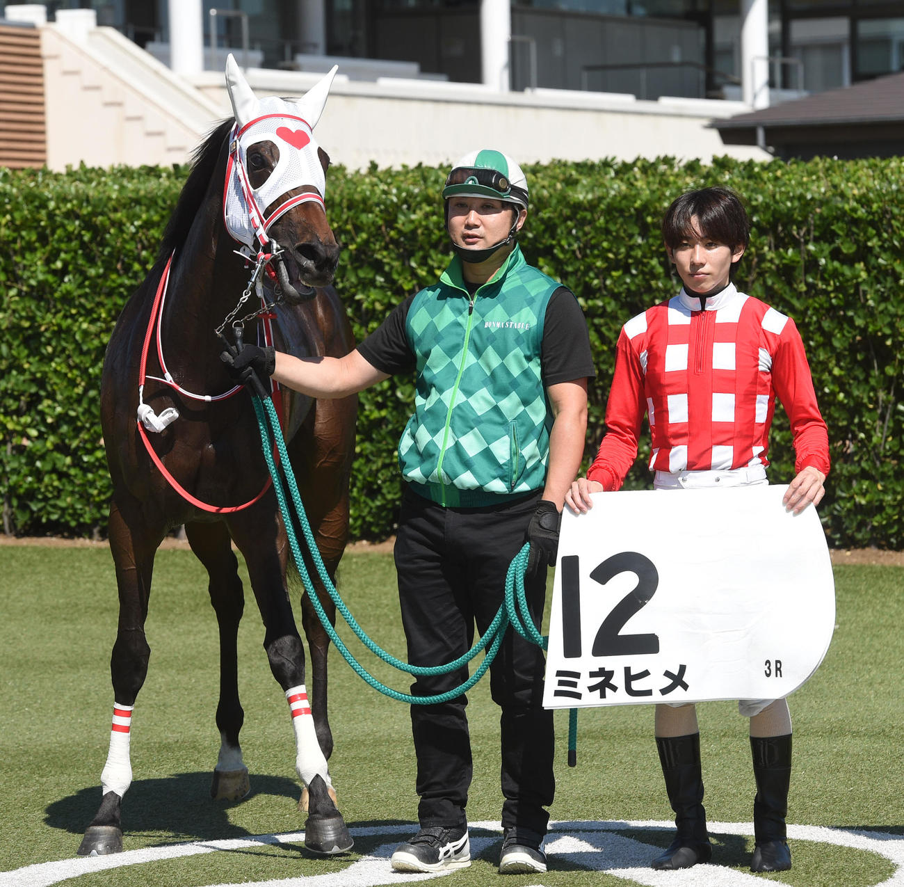 3R、新馬戦を制したミネヒメと嶋田騎手（右）（撮影・柴田隆二）