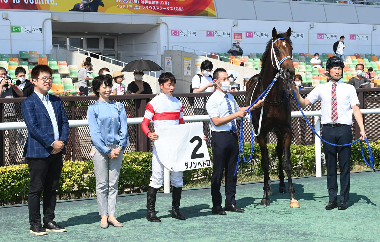 ゴール前抜け出し新馬戦を制したダノンペドロと岩田望騎手（撮影・前岡正明）
