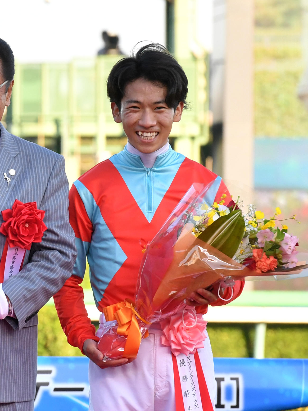 スプリンターズSを制したジャンダルムの荻野極騎手は笑顔を見せる（撮影・柴田隆二）