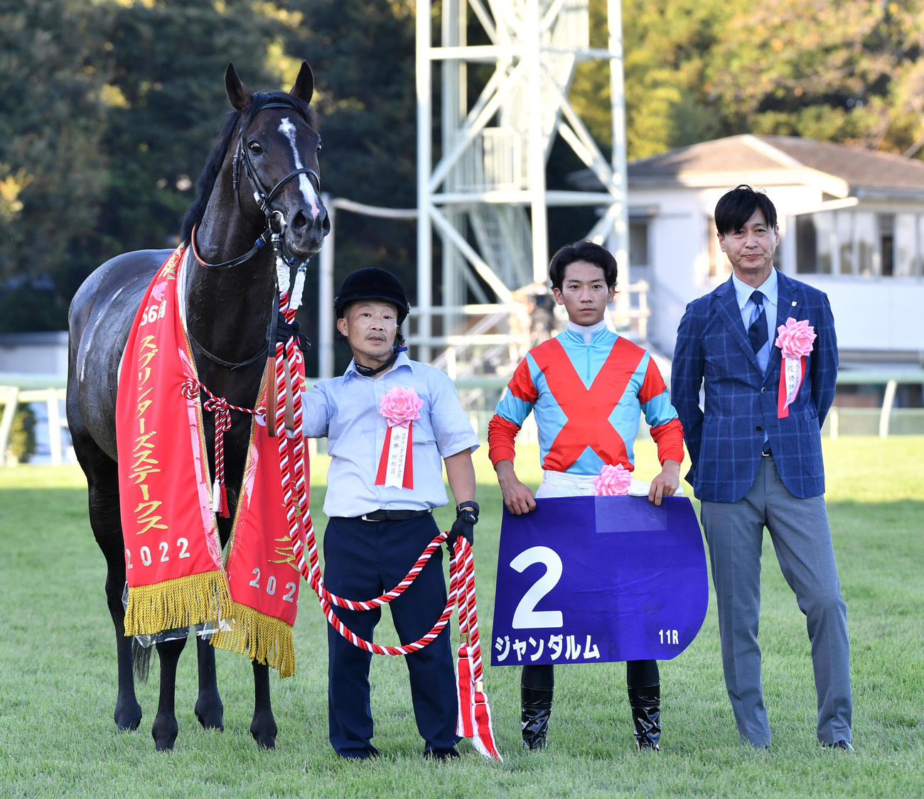 スプリンターズSを制したジャンダルム、荻野極騎手（中央）、池江調教師（右）（撮影・柴田隆二）