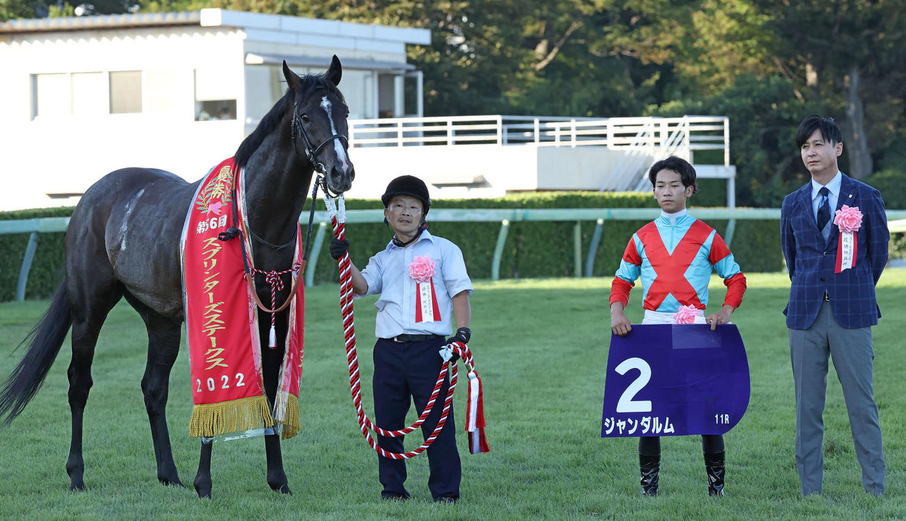 スプリンターズSを制したジャンダルムの口取りをする荻野極騎手（中央）と池江師（右）（撮影・丹羽敏通）