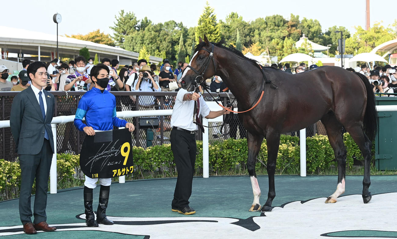 後続の猛追を振り切りポートアイランドSを制したアルサトワと幸騎手（撮影・前岡正明）