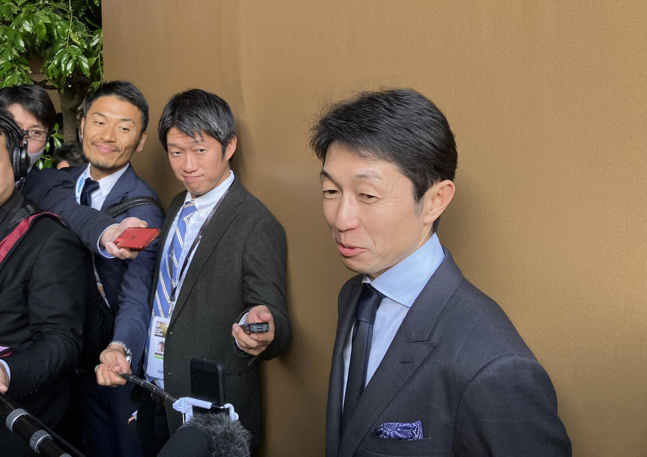 2日、ドウデュースで挑んだ凱旋門賞を終え、レースを振り返る武豊騎手（撮影・奥田隼人）