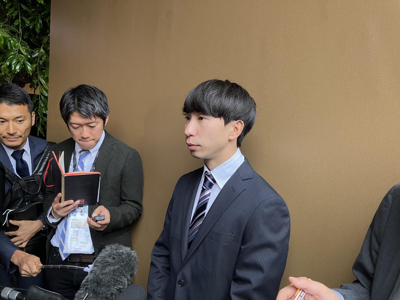 2日、タイトルホルダーで挑んだ凱旋門賞を終え、レースを振り返る横山和騎手（撮影・奥田隼人）