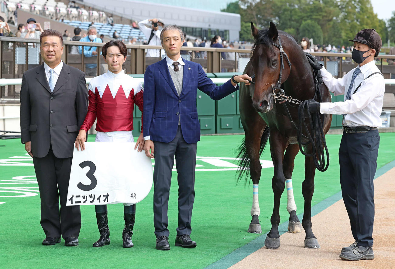 東京4R、2歳新馬戦を快勝したイニッツィオの口取りをする菅原明騎手（左から2人目）と稲垣師（同3人目）（撮影・丹羽敏通）