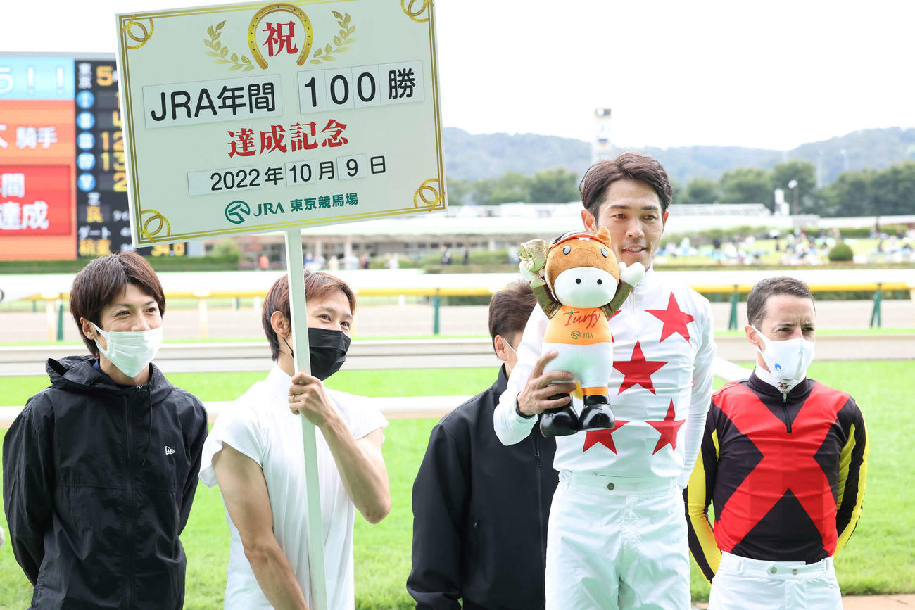 2歳新馬戦をミッキーカプチーノで制してJRA年間100勝を達成した戸崎騎手（撮影・丹羽敏通）
