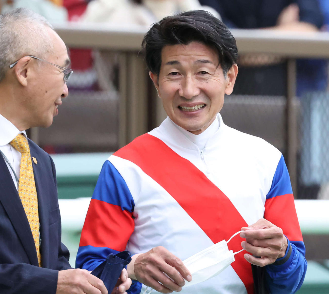 グラスミヤラビで三鷹特別を制して今年初勝利を挙げ、笑顔を見せる柴田善騎手（撮影・丹羽敏通）