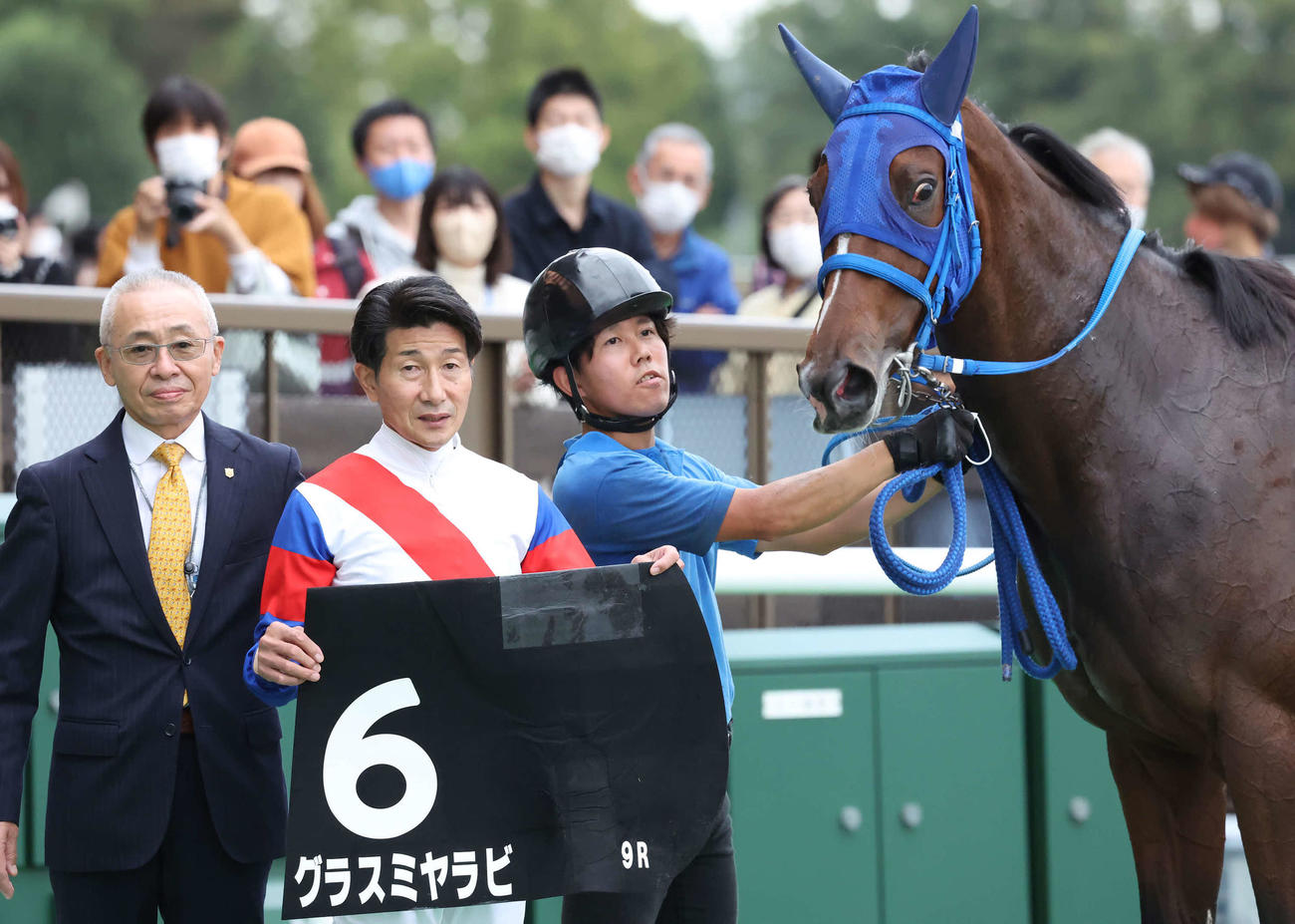 三鷹特別を制したグラスミヤラビの口取りをする大江原師（左）と柴田善騎手（中央）（撮影・丹羽敏通）