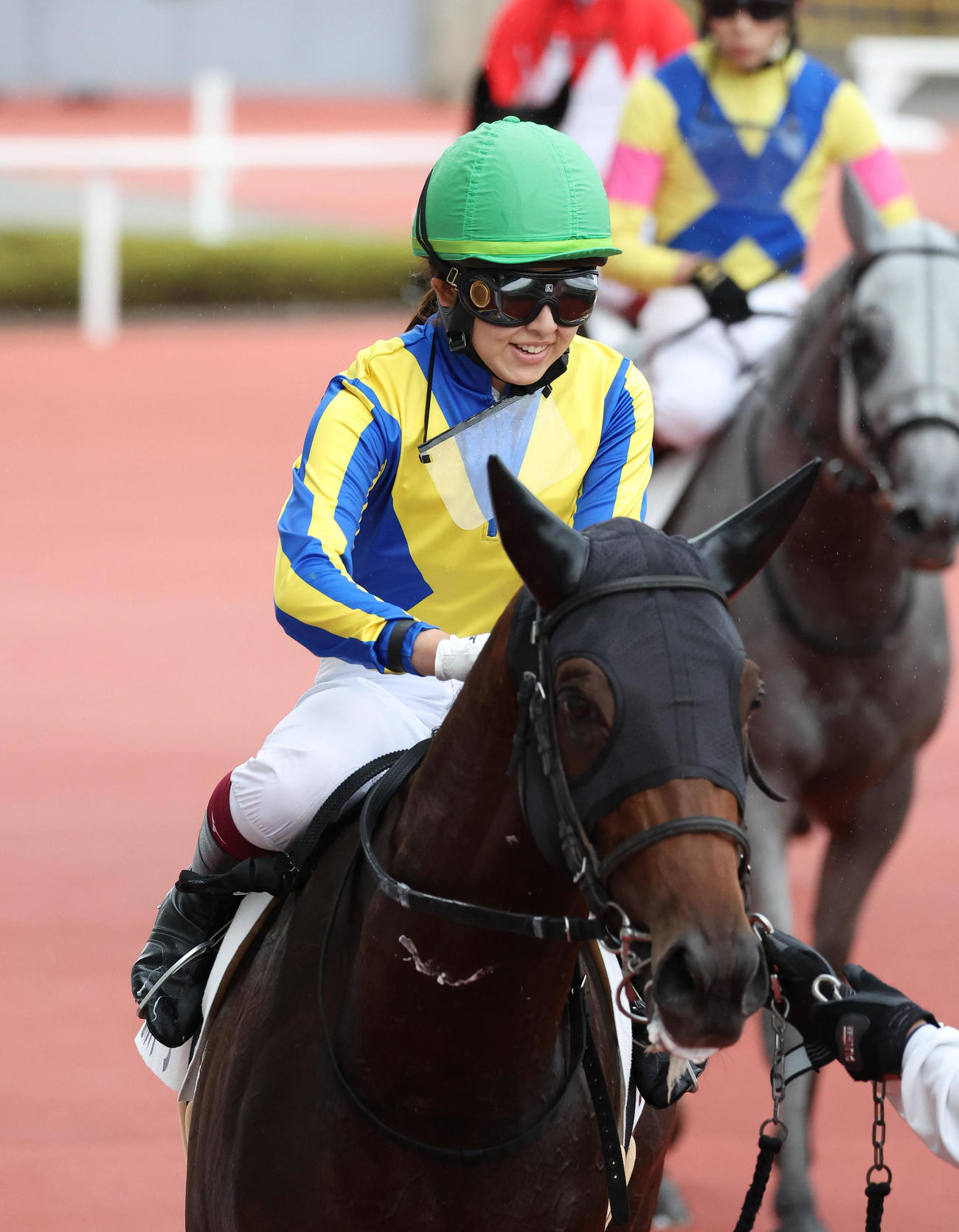 逃げ切って3歳以上1勝クラスを勝利して引き揚げる今村聖奈騎手騎乗のセルバーグ（撮影・白石智彦）