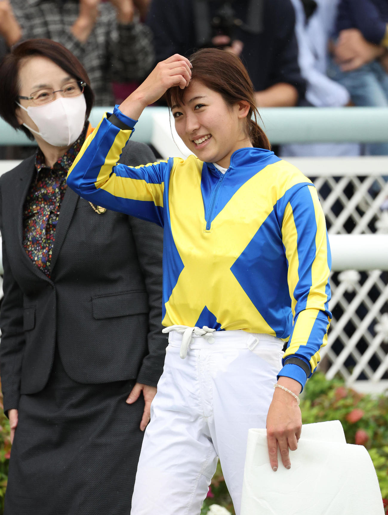 阪神9Rをセルバーグで勝利し、笑顔でウィナーズサークルへ向かう今村聖奈騎手（撮影・白石智彦）