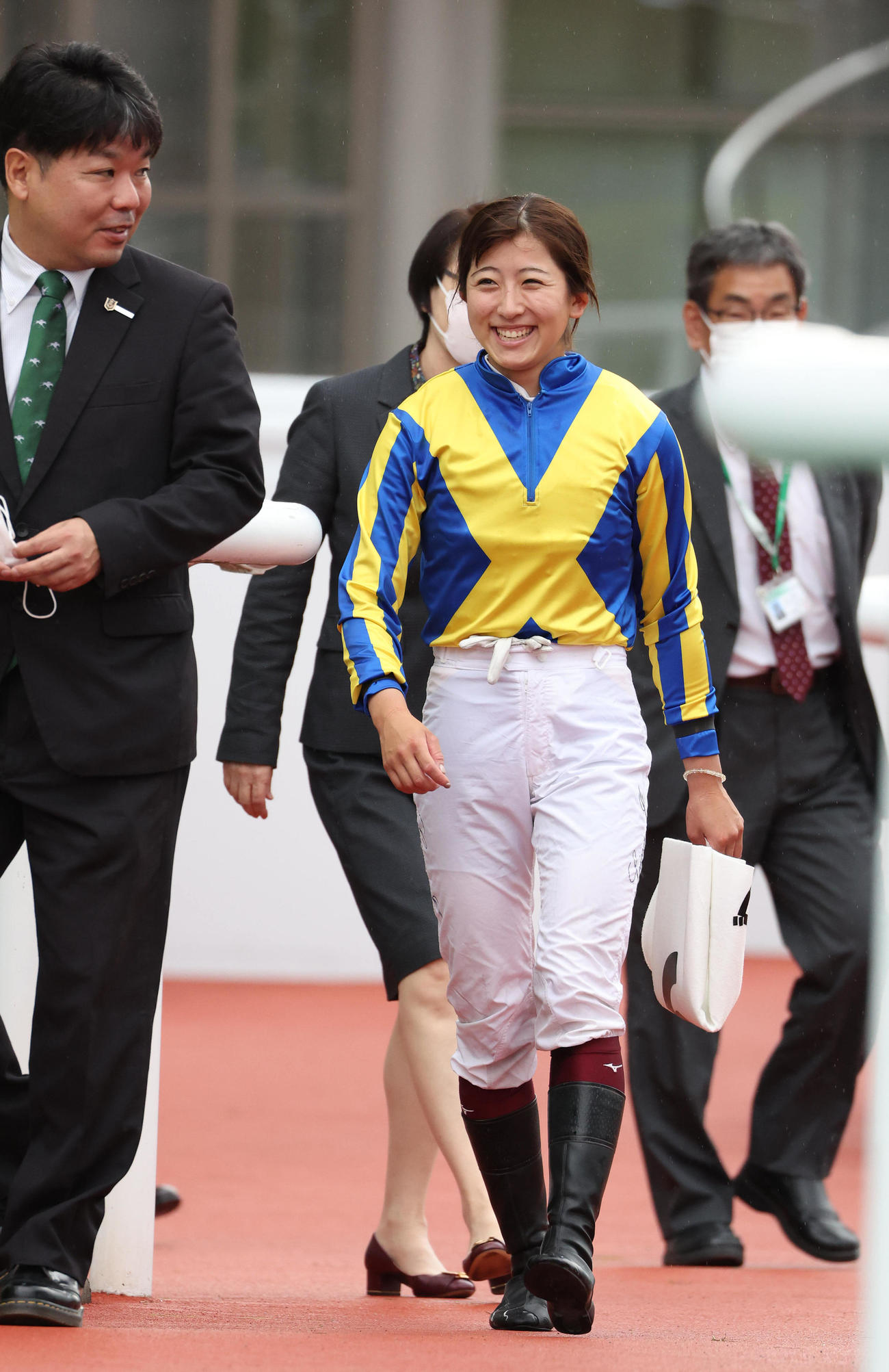 阪神9Rをセルバーグで勝利し、笑顔でウィナーズサークルへ向かう今村聖奈騎手（撮影・白石智彦）