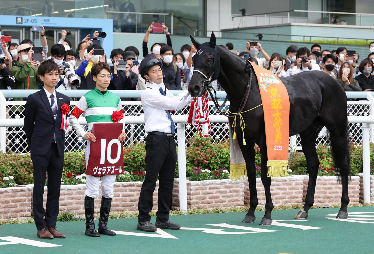 京都大賞典を制したヴェラアズールと口取り並ぶ松山弘平騎手（中央）（撮影・白石智彦）