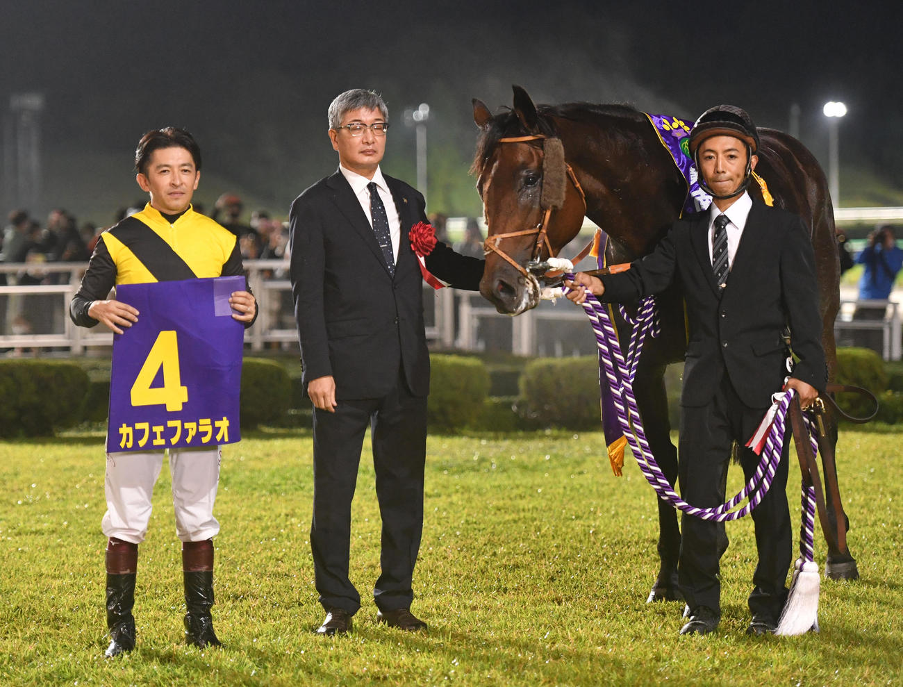 南部杯を制したカフェファラオと福永祐騎手（左）、堀宣行調教師（中央）（撮影・柴田隆二）