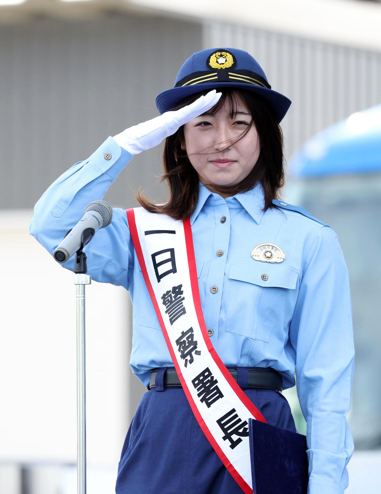草津警察署で敬礼する一日警察署長に任命された今村聖奈騎手（撮影・白石智彦）