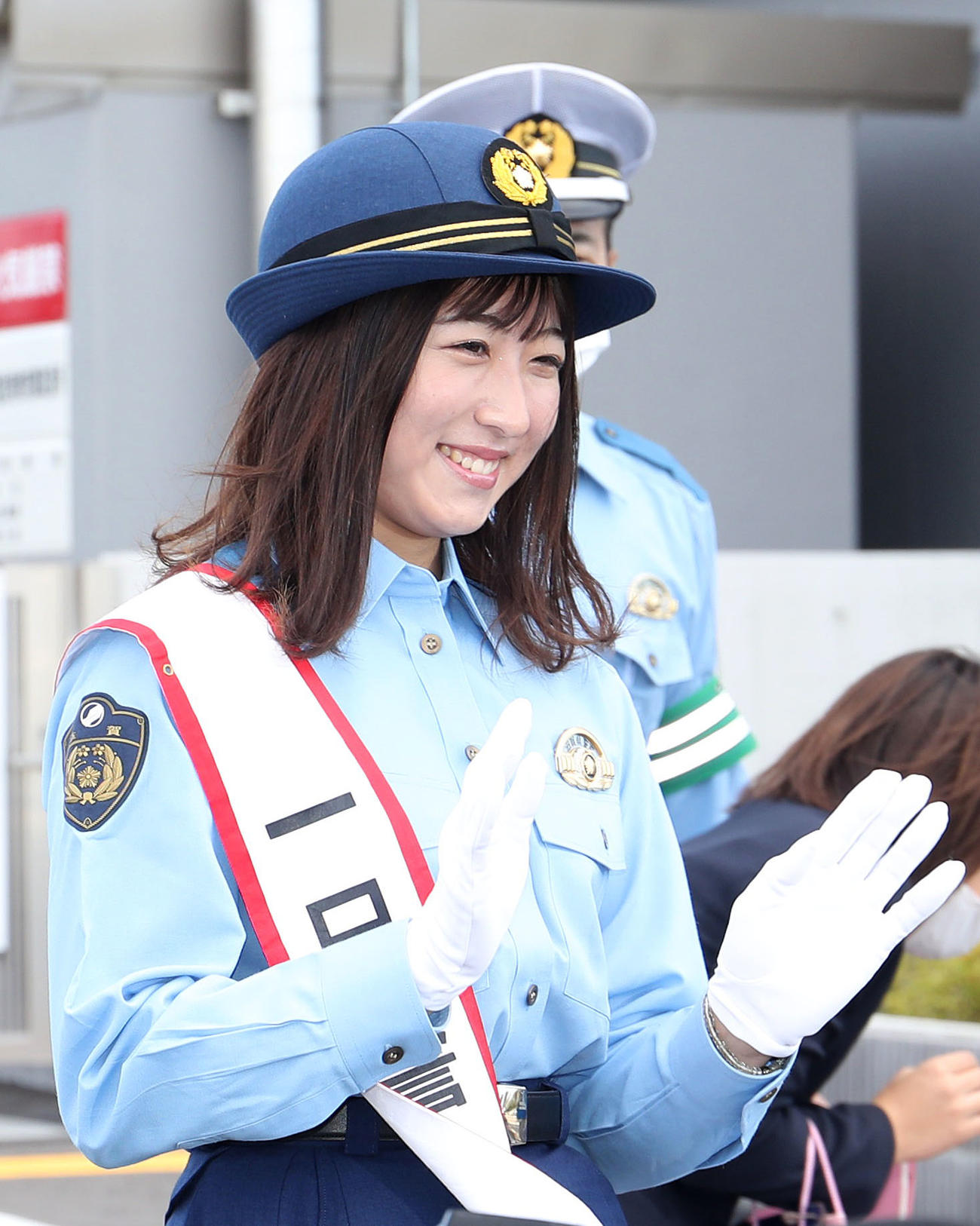 ジュニアポリスの子どもたちに手を振る一日警察署長の今村騎手（撮影・白石智彦）