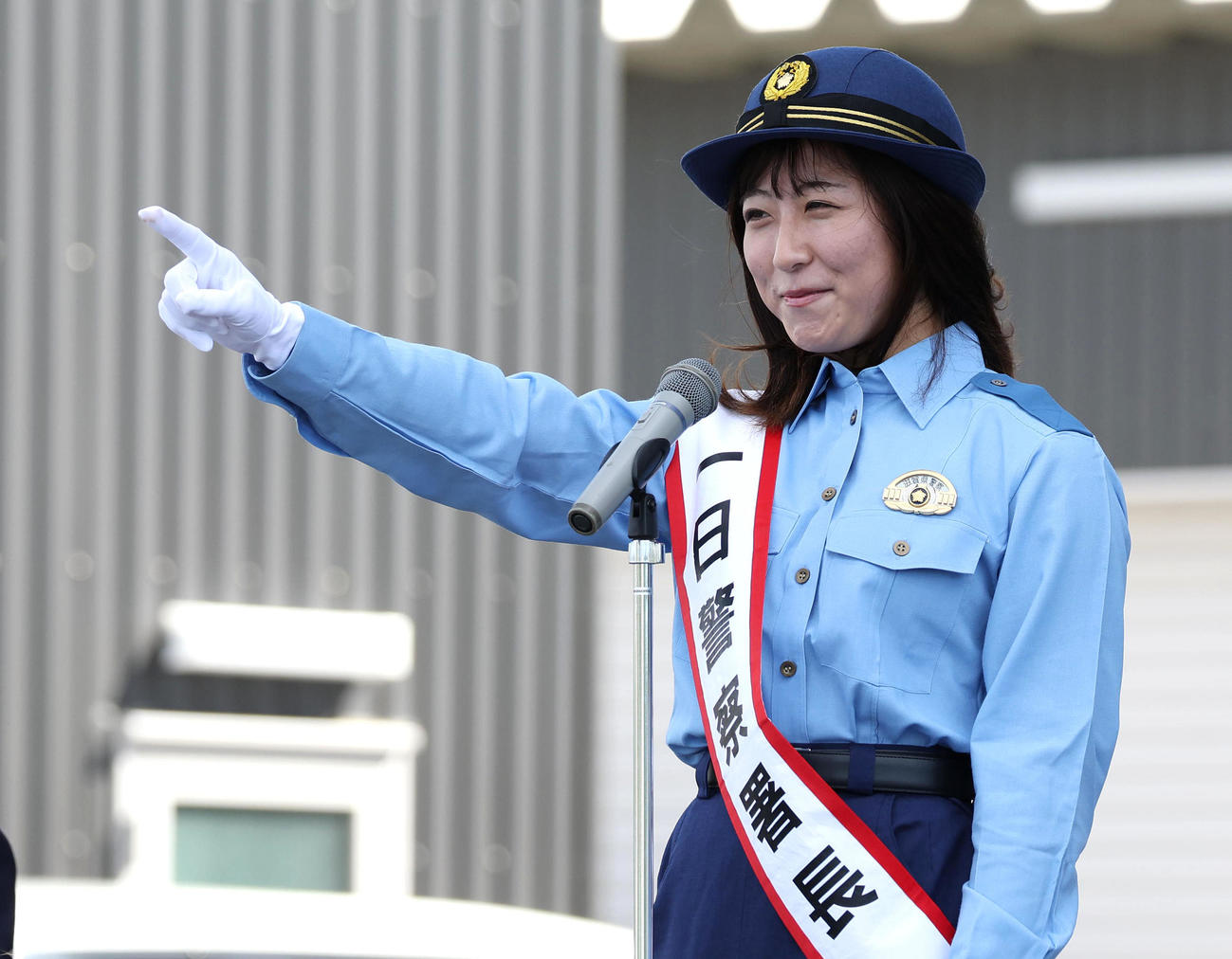 はにかみながら出動命令を出す一日警察署長に任命された今村騎手（撮影・白石智彦）