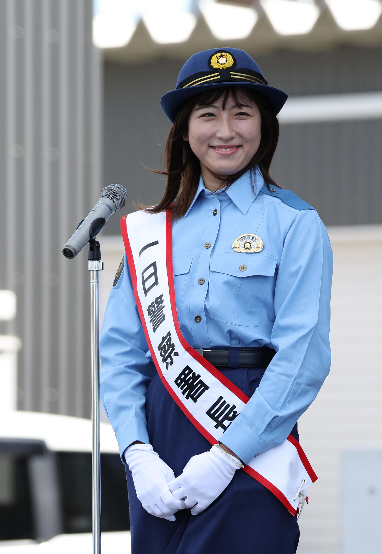 笑顔を見せる一日警察署長に任命された今村騎手（撮影・白石智彦）