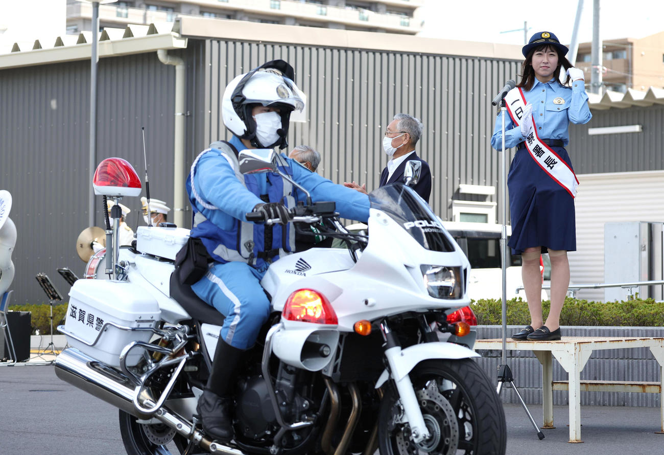 パトロールに出動する白バイを見送る一日警察署長に任命された今村騎手（撮影・白石智彦）