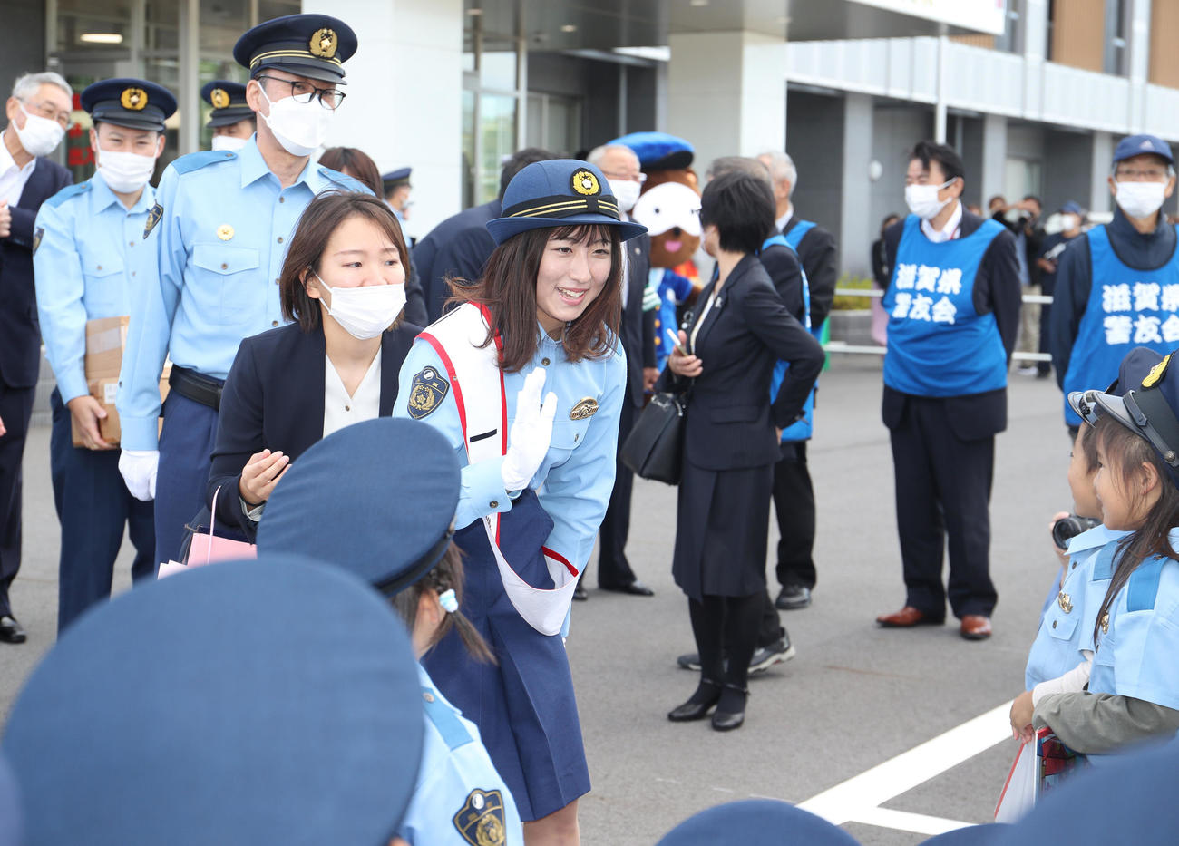 ジュニアポリスの子どもたちに手を振る一日警察署長の今村騎手（中央）（撮影・白石智彦）