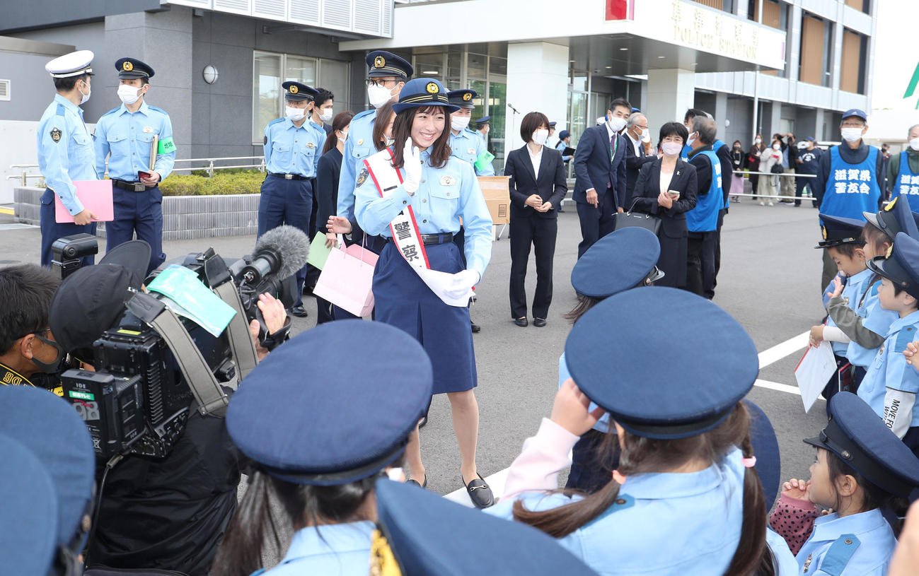 ジュニアポリスの子どもたちに手を振る一日警察署長の今村騎手（中央）（撮影・白石智彦）