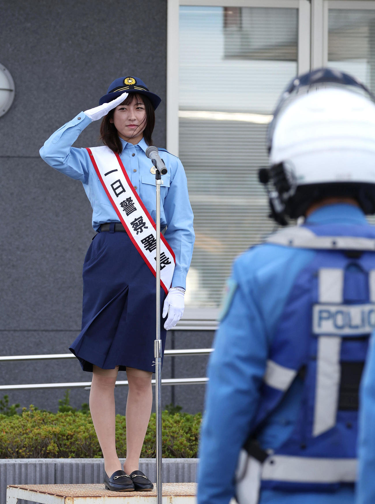敬礼する一日警察署長の今村騎手（撮影・白石智彦）