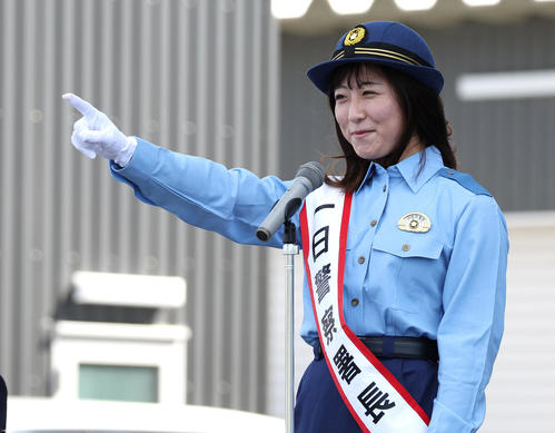 はにかみながら出動命令を出す一日警察署長に任命された今村騎手（撮影・白石智彦）