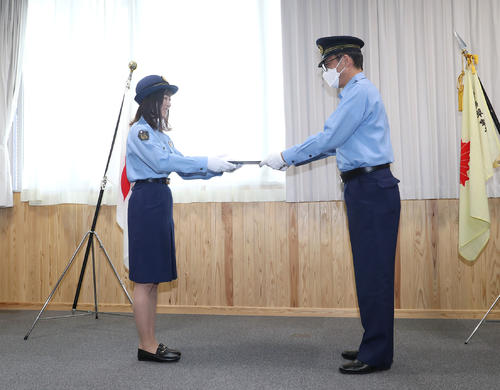 川口豊草津警察署長（右）から一日警察署長に任命される今村騎手（撮影・白石智彦）