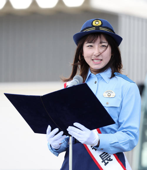 あいさつをする一日警察署長の今村聖奈騎手（撮影・白石智彦）