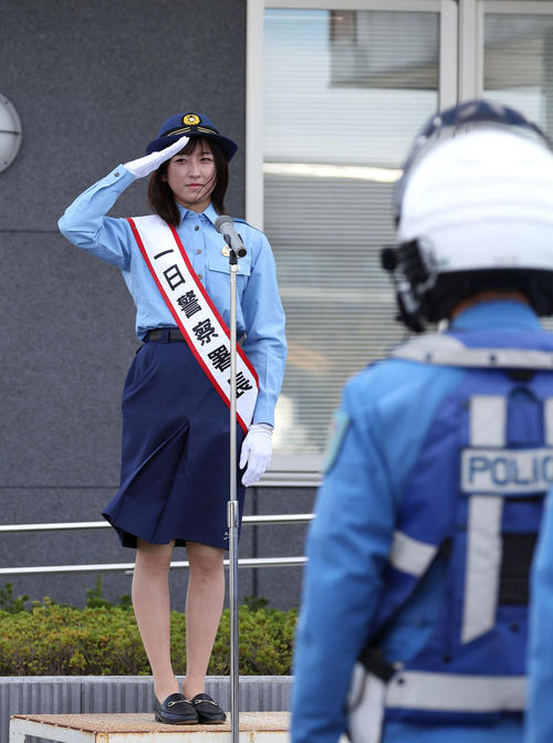 敬礼する一日警察署長の今村騎手（撮影・白石智彦）