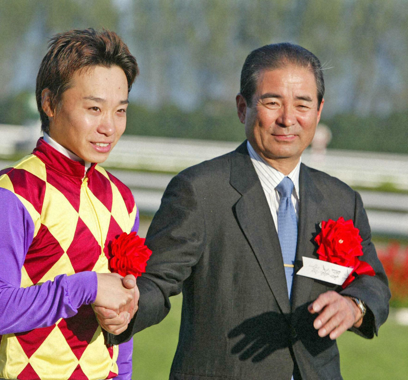 04年10月、秋華賞を制し鶴留師とガッチリ握手を交わす池添騎手（左）
