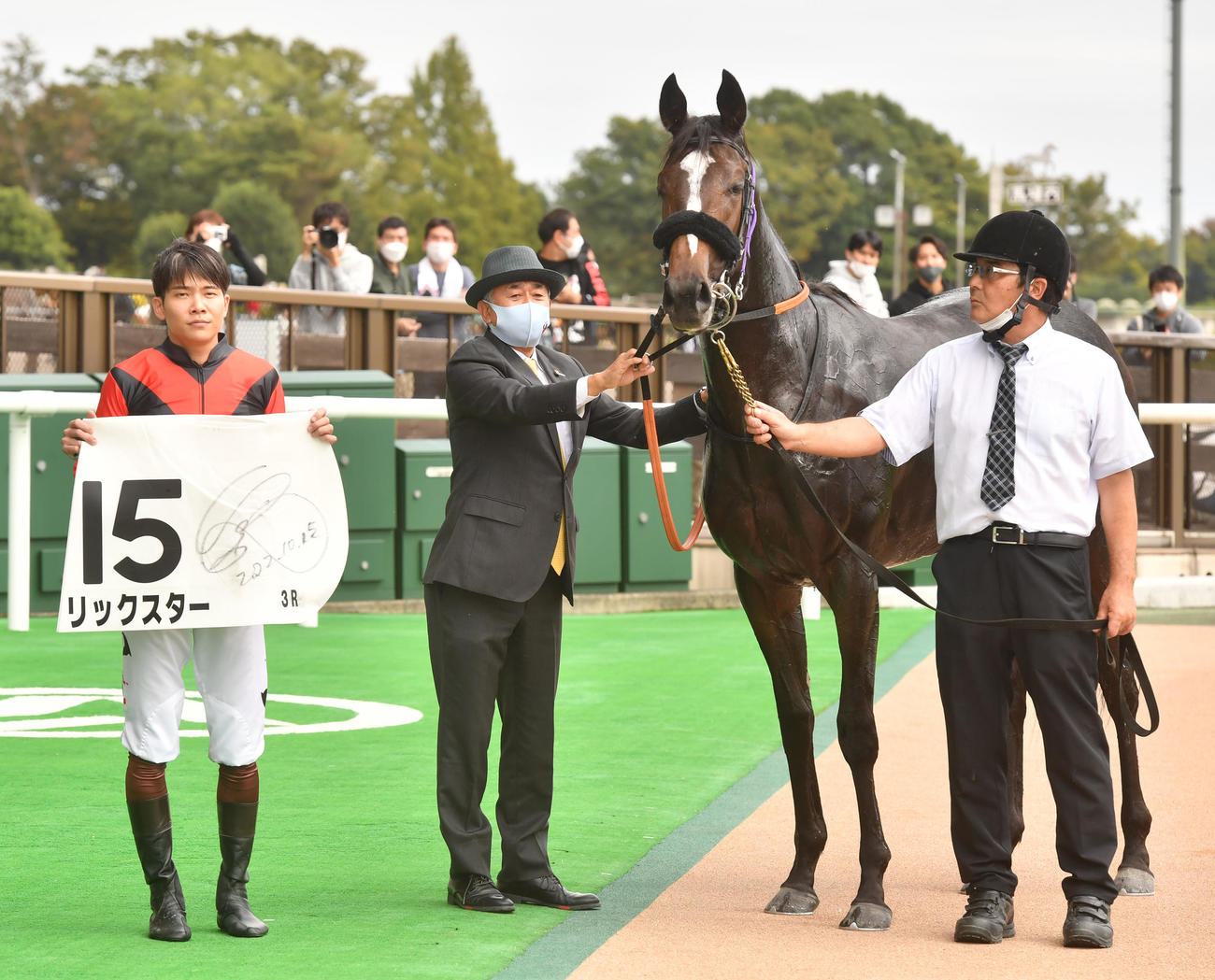 東京3R、新馬戦を制したリックスターの三浦騎手（左）、鹿戸調教師（中央）（撮影・柴田隆二）