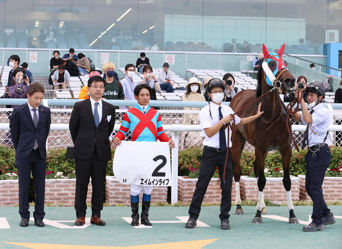阪神5R新馬戦を制し、記念撮影するエイムインライフと浜中騎手（左から3人目）