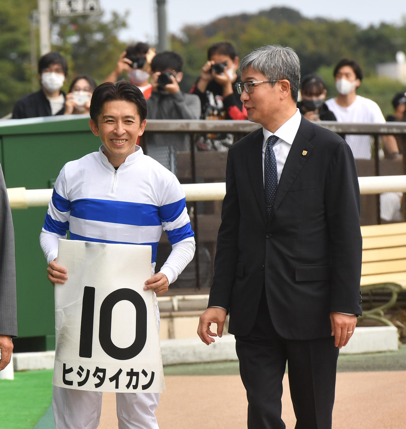 東京5R、新馬戦を制したヒシタイカンの福永騎手。右は堀調教師（撮影・柴田隆二）