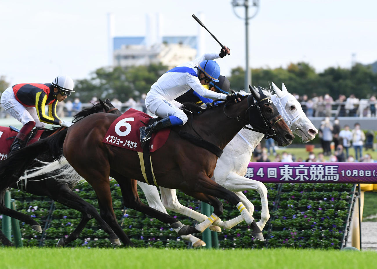 11R、府中牝馬Sを制したイズジョーノキセキ（手前）、2着ソダシ（撮影・柴田隆二）