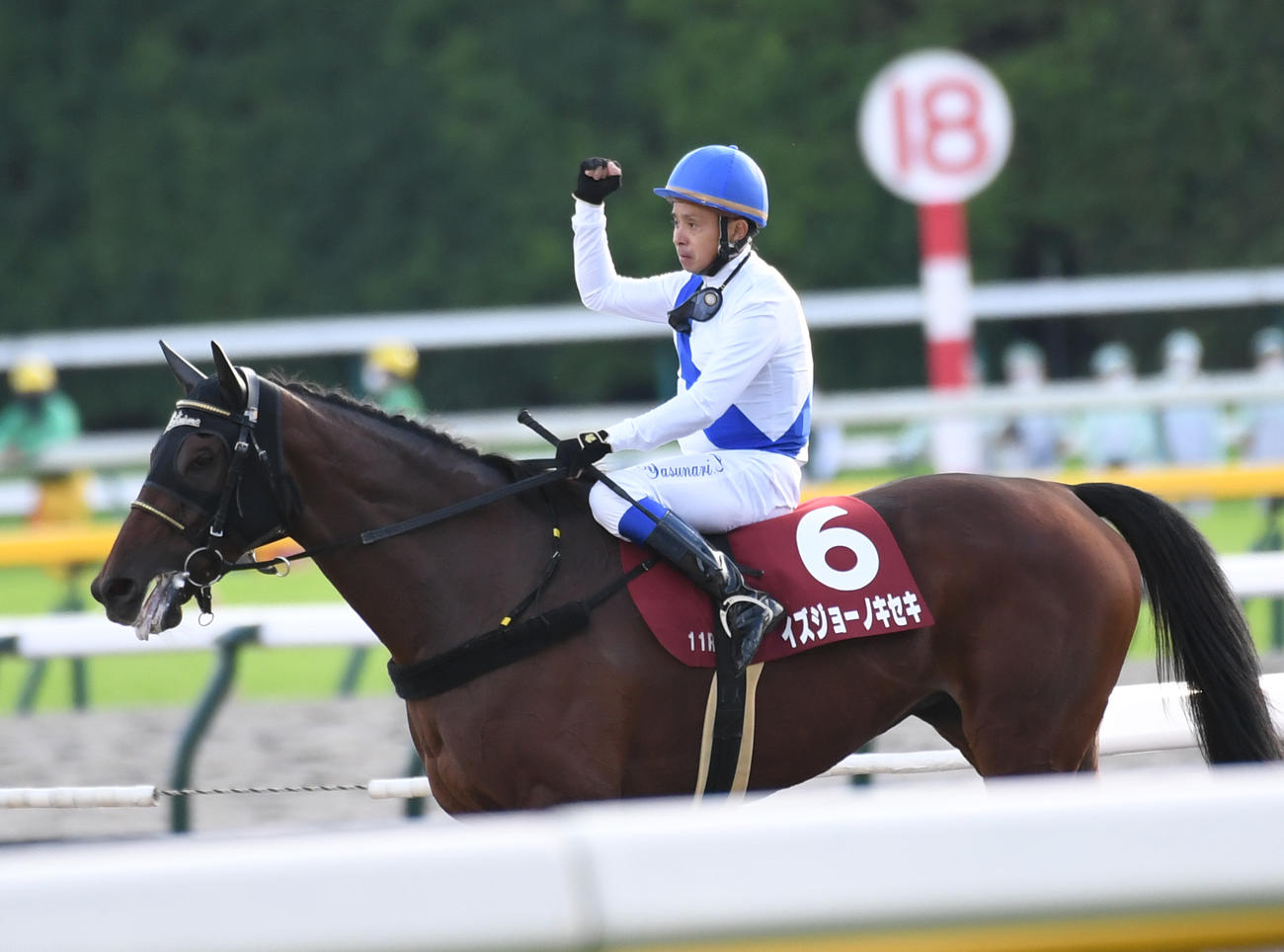 11R、府中牝馬Sを制したイズジョーノキセの岩田康騎手はガッツポーズする（撮影・柴田隆二）