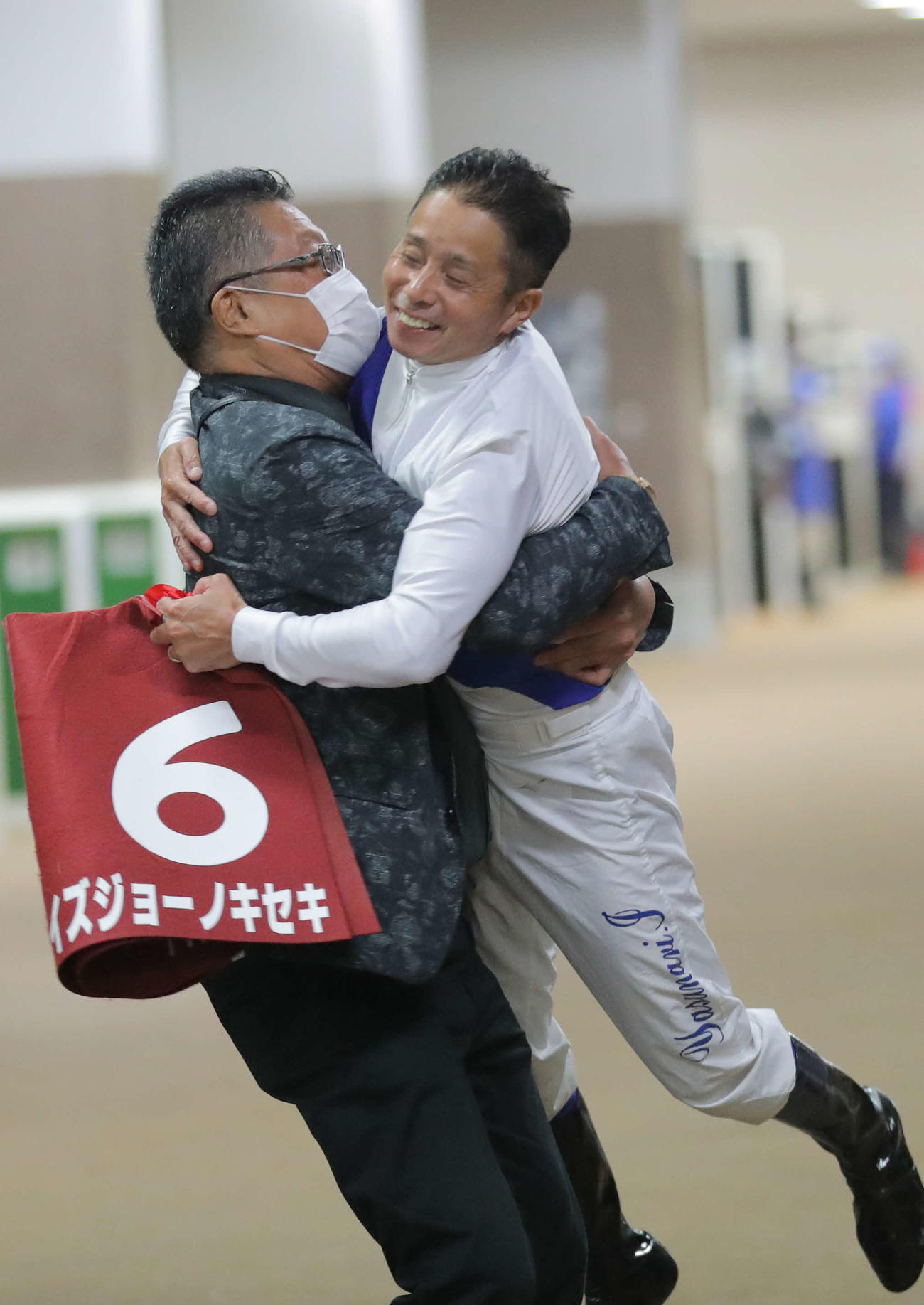 府中牝馬Sを制した岩田康騎手（右）は泉一郎オーナーと抱き合う