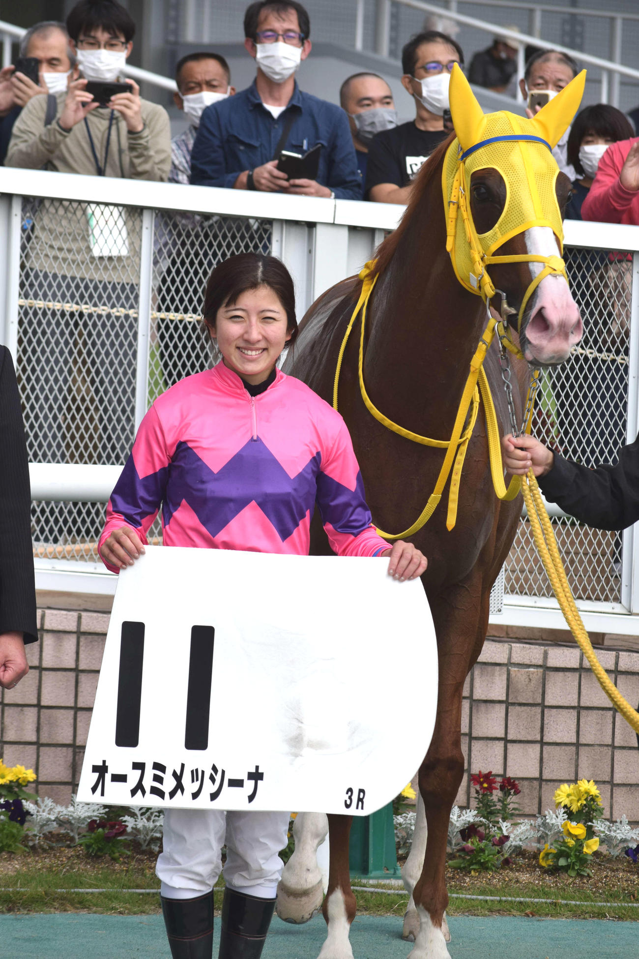 新潟3Rを勝った今村騎手とオースミメッシーナ（撮影・桑原幹久）