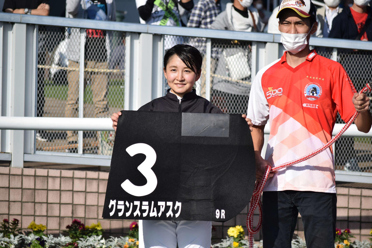 新潟9Rをグランスラムアスクで勝った古川奈騎手（撮影・桑原幹久）