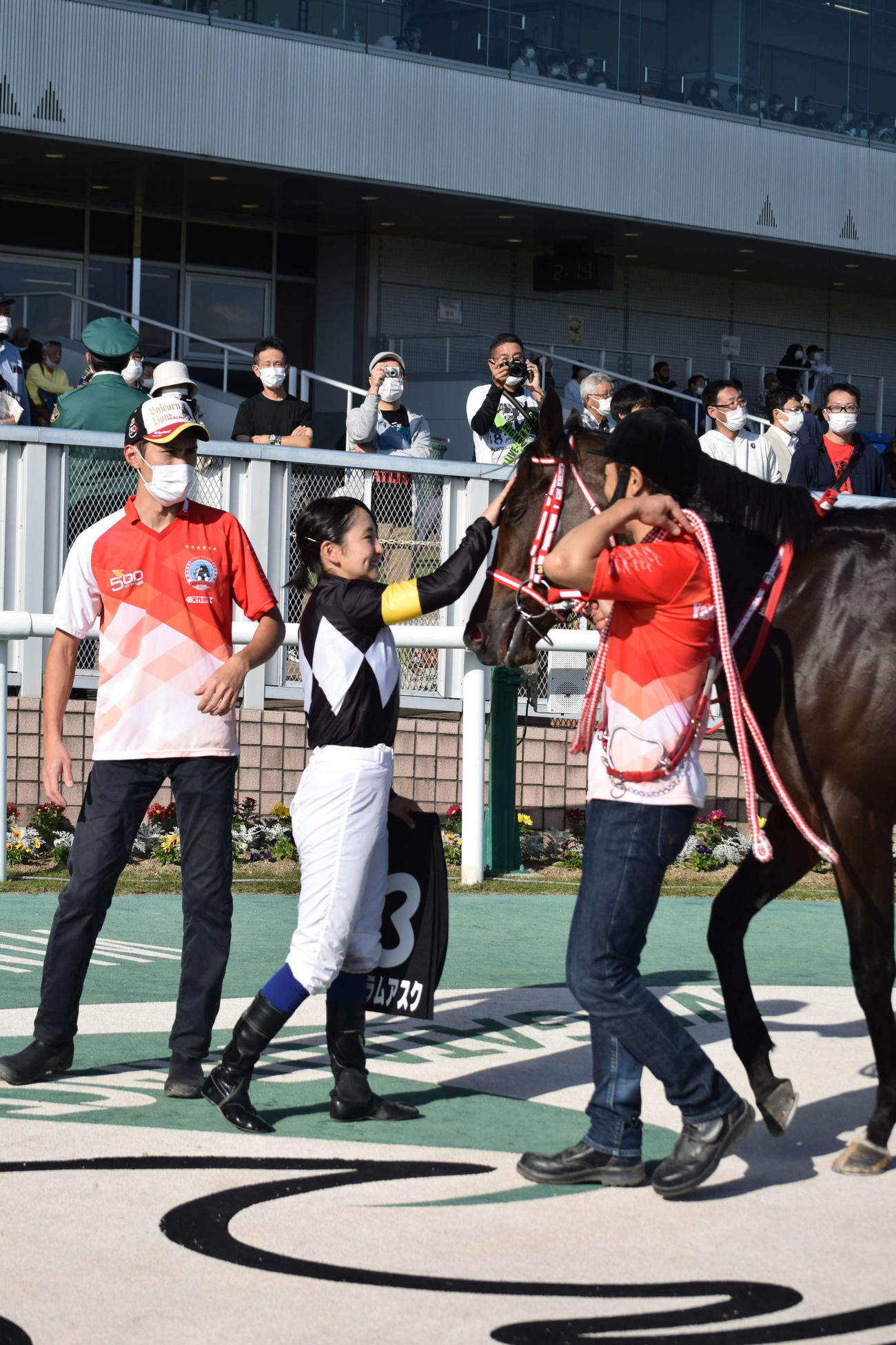 古川奈騎手は新潟9Rを勝ったグランスラムアスクに笑顔でタッチする（撮影・桑原幹久）