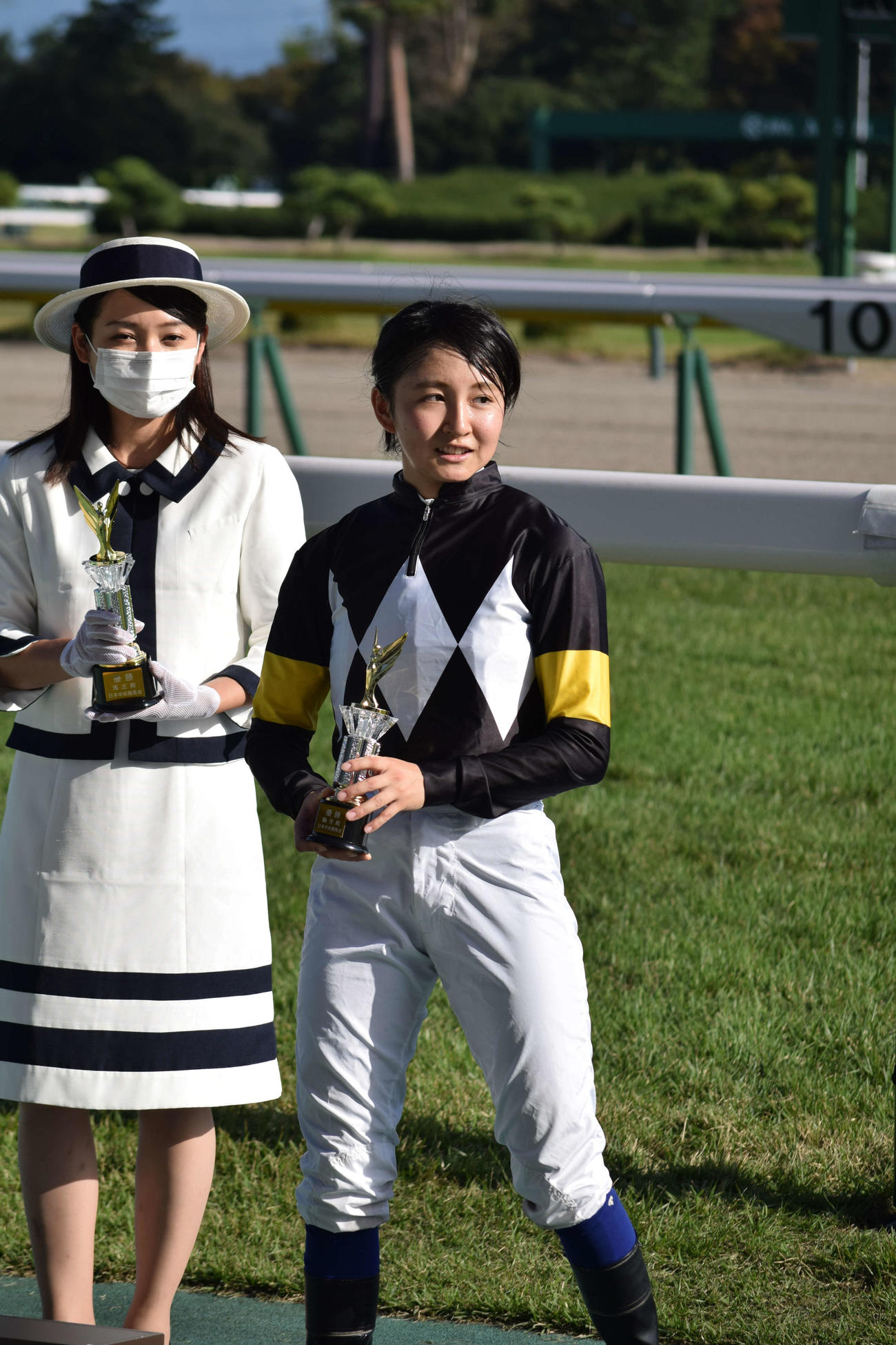 古川奈騎手はグランスラムアスクで新潟9Rの特別戦を初勝利し、表彰式に初参加した（撮影・桑原幹久）