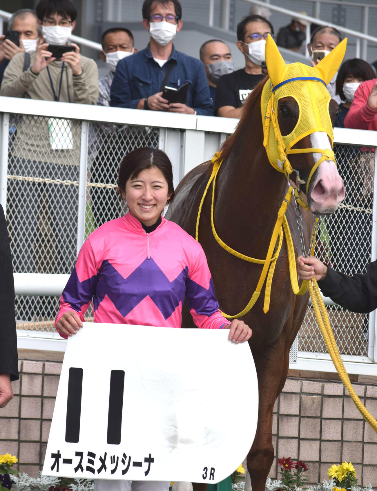 新潟3Rを勝った今村騎手とオースミメッシーナ（撮影・桑原幹久）