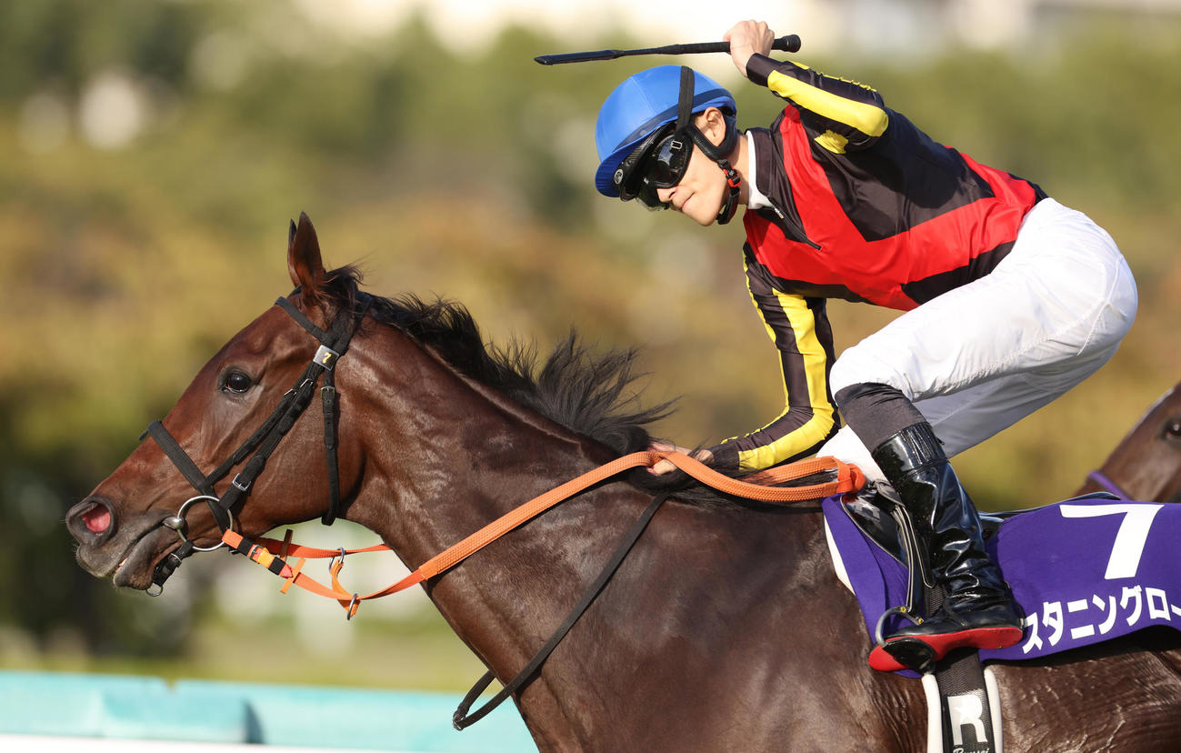 スタニングローズで秋華賞を制し馬上でガッツポーズの坂井騎手
