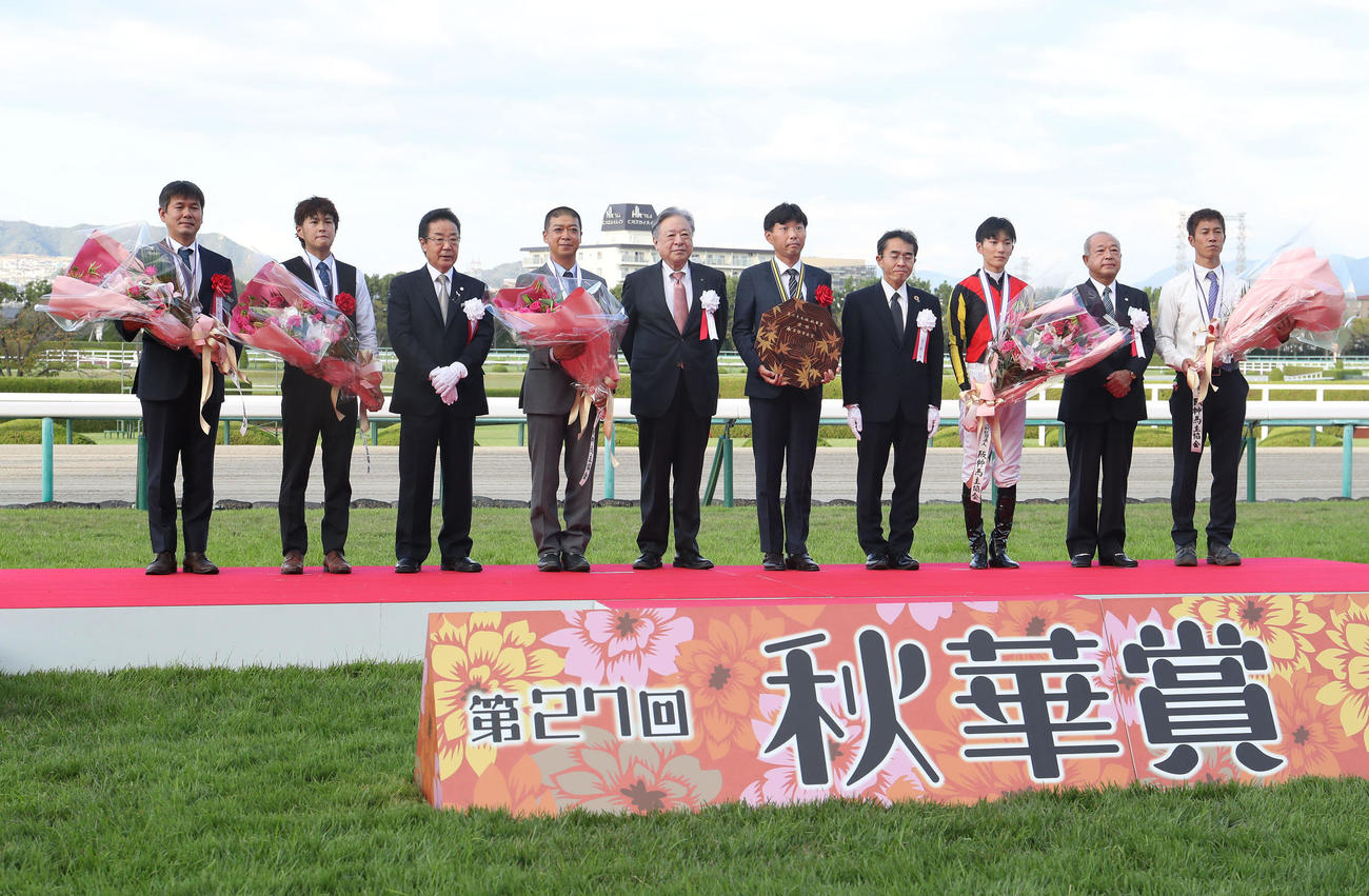 秋華賞を制して記念撮影に納まる高野師（左から4人目）（撮影・白石智彦）
