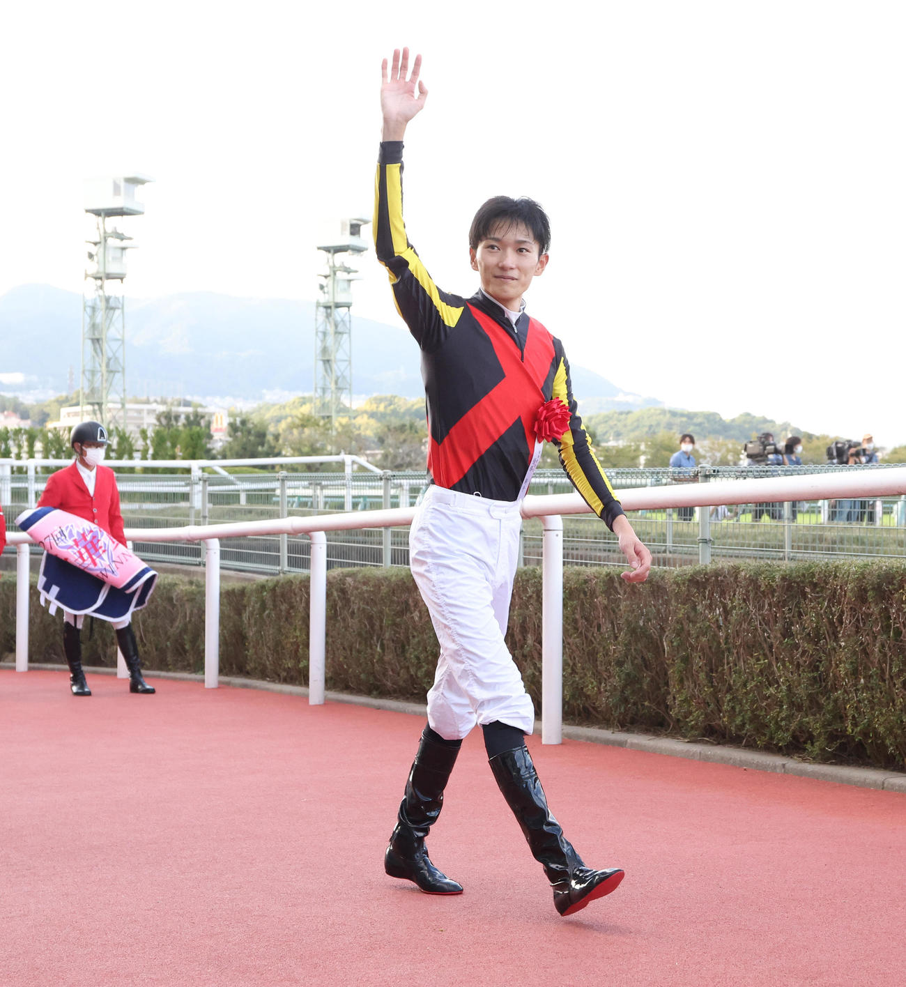 秋華賞を制しG1初勝利の坂井騎手はスタンドからの声援に応える