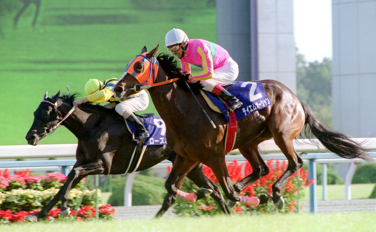 01年10年、秋華賞を制したテイエムオーシャン（右）。左は2着ローズバド